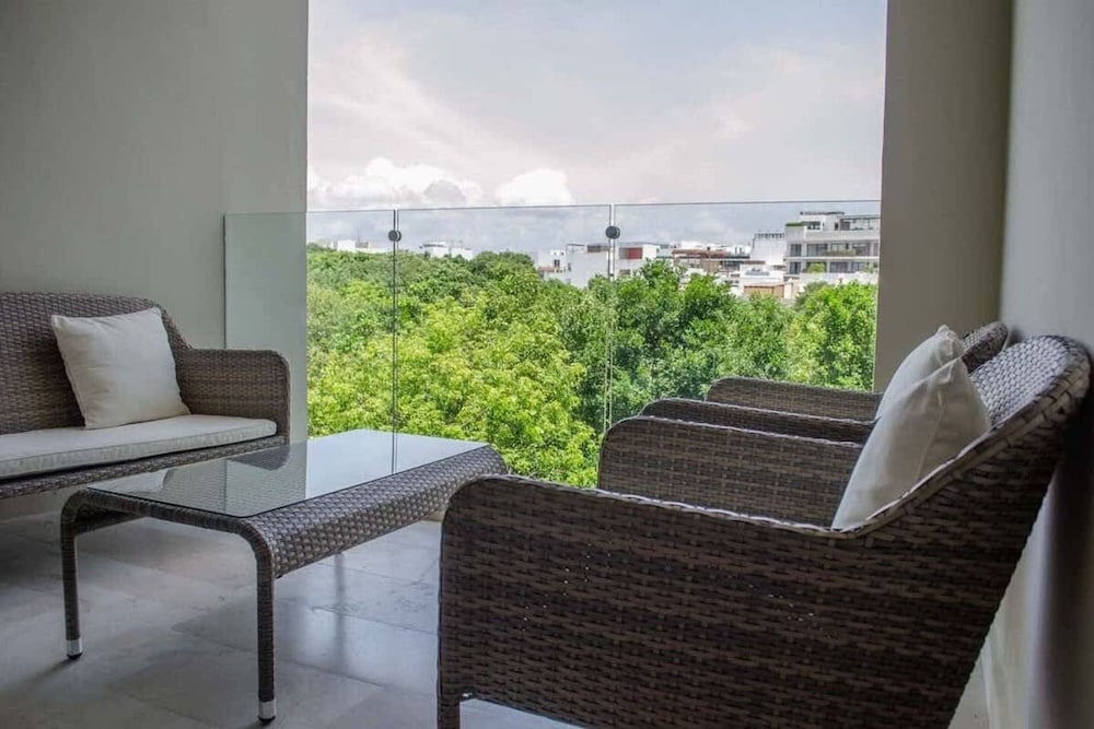 1 Br Steps From the Beach Roof w Ocean View