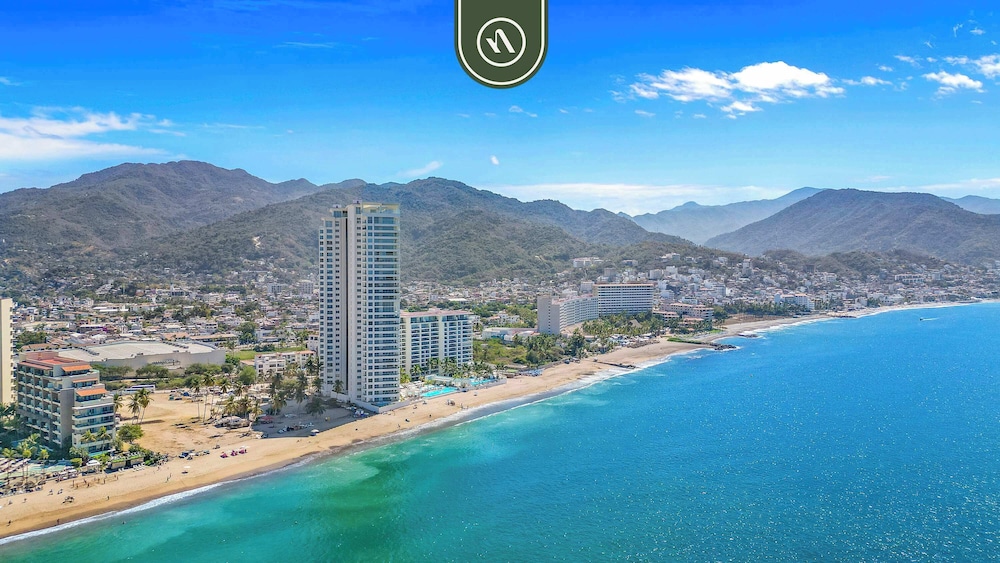 Luxury Oceanfront Studio - Beach - Pools - Gym