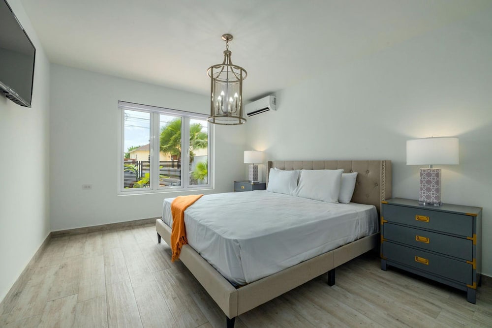 NEW 5BR Villa w Privatepool 3min to Eagle Beach