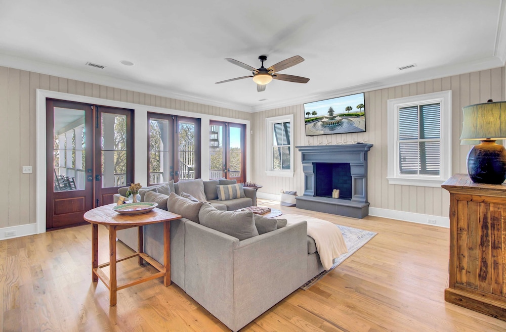 Steps to the Beach! Pool, Gym, Game Room, Movie Theater 3301 Palm by Avantstay