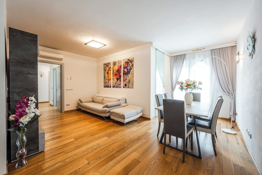 Emilia Suite Street