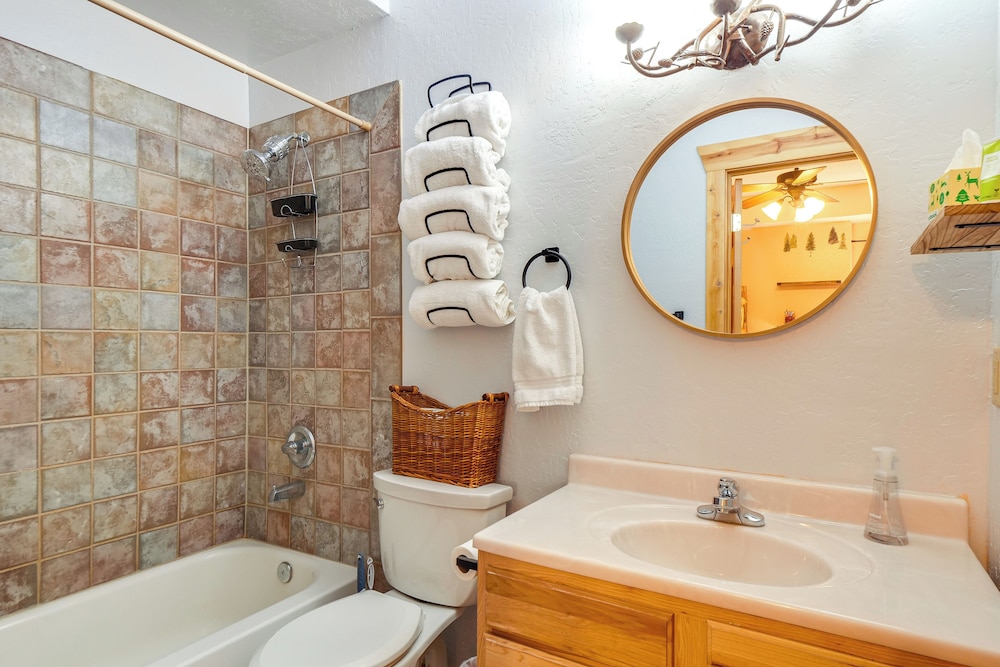 Hot Tub Hideaway w/ Views & Deck in Fairplay!