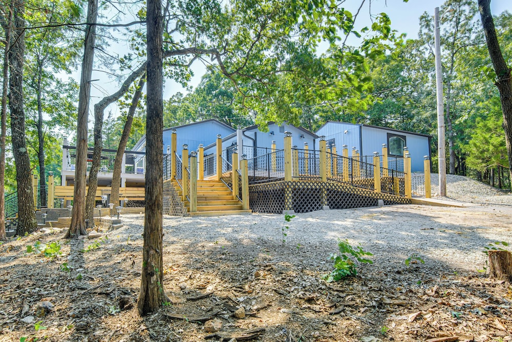 Lake View & Game Room on 3 1/2 Acres, Near Marina