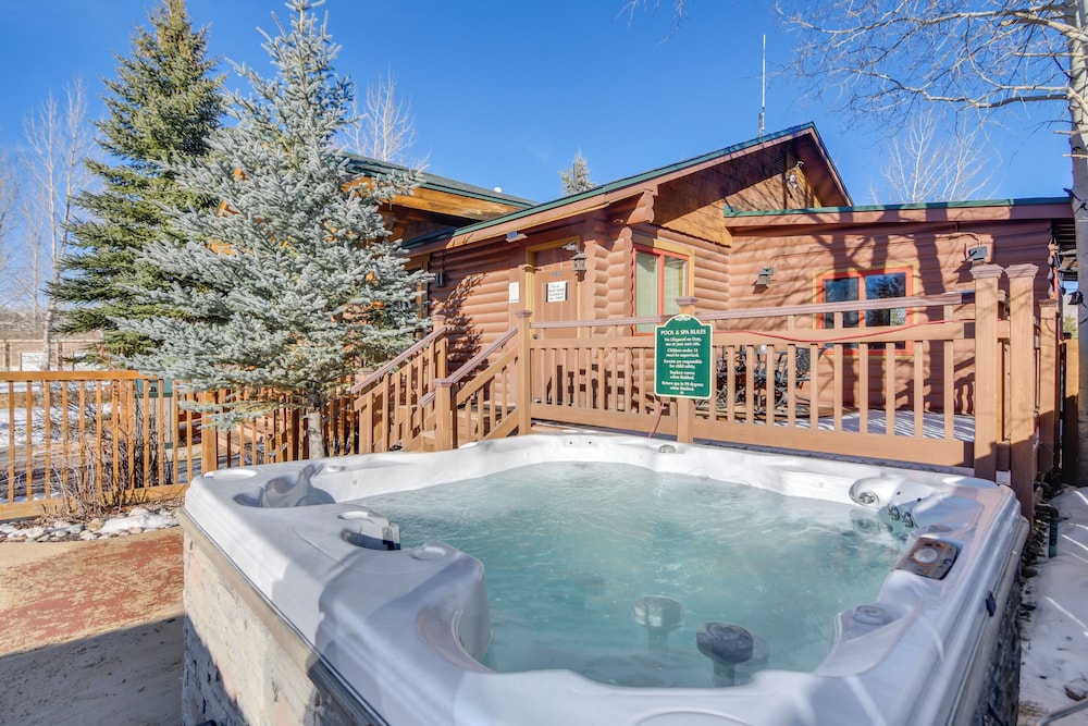 4 Mi to Granby Ranch: Cabin w/ Hot Tub Access!