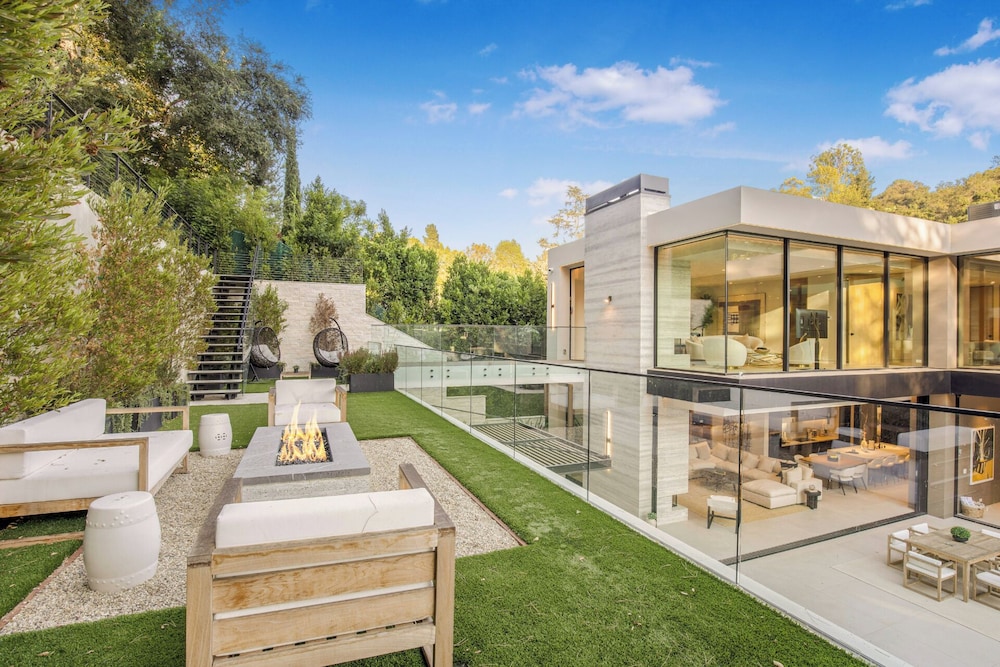 Hutton Villa - 5-bedroom Retreat in Iconic Beverly Hills Oasis