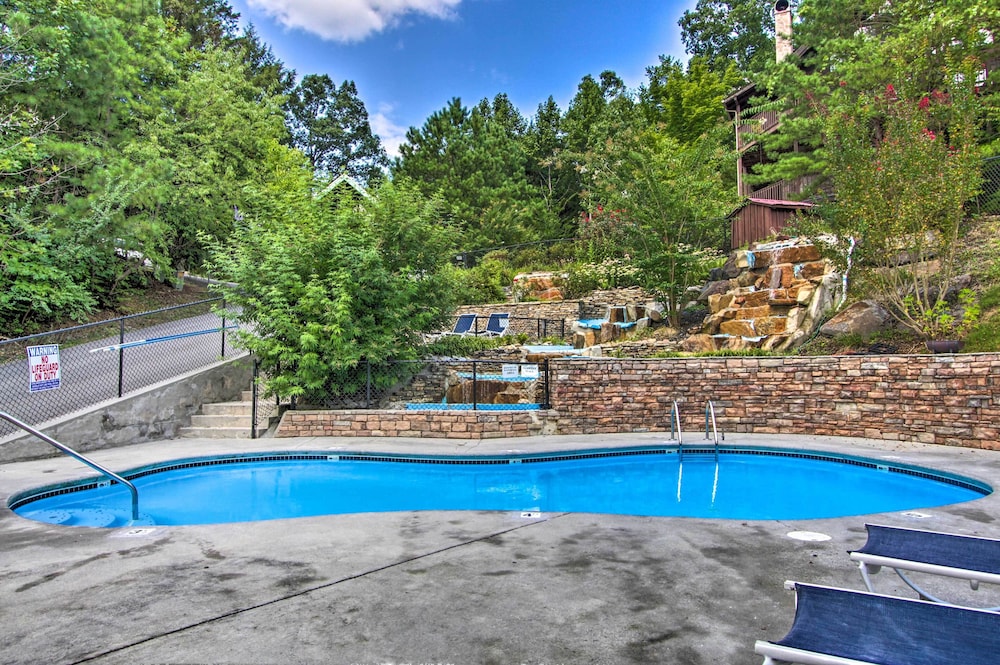 Smoky Mtn Escape w/ Hot Tub: 4 Mi to Gatlinburg!