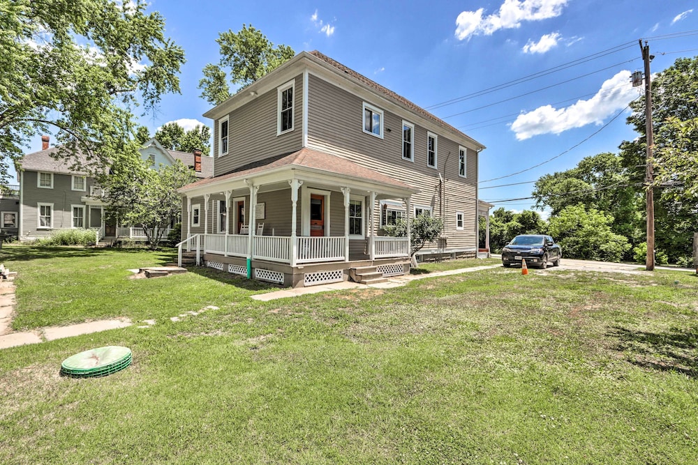 'the Ruebling House': Bright, Modern, & Renovated! view 4