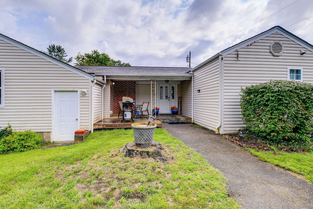 Cozy Home w/ Spacious Yard: 2 Mi to Dtwn Bristol