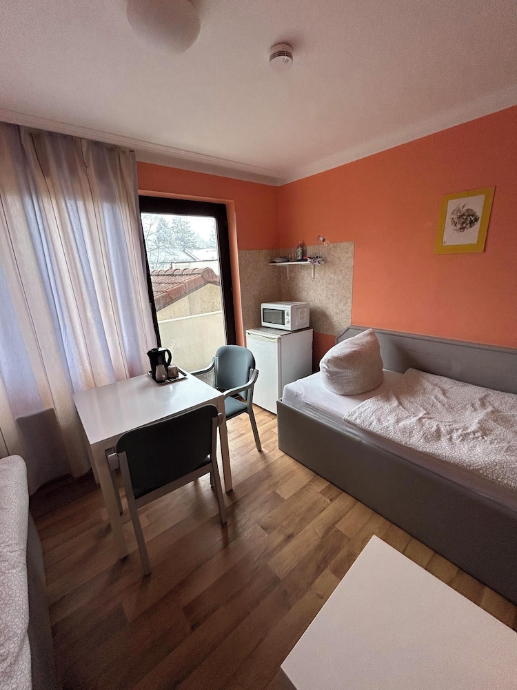 2-Rent Group Hostel Rooms AUB162
