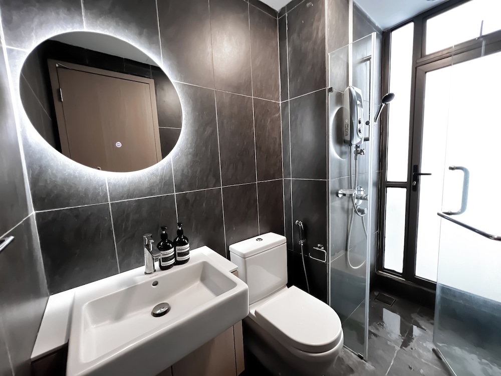 The Luxe by Manhattan Group