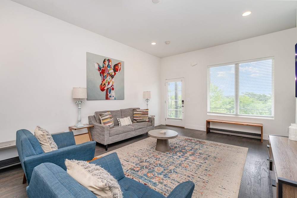 Jade - Private Patio and Balcony - Near Germantown