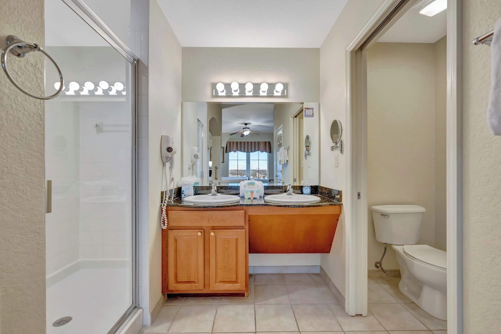 2BR Fireworks View With Pool Spa 5 Minutes to Disney