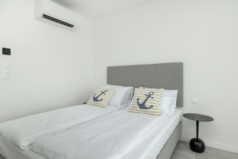 Air-conditioned Studio for 4 by Renters