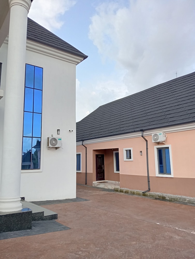 Pinefield Courts Apartmentl