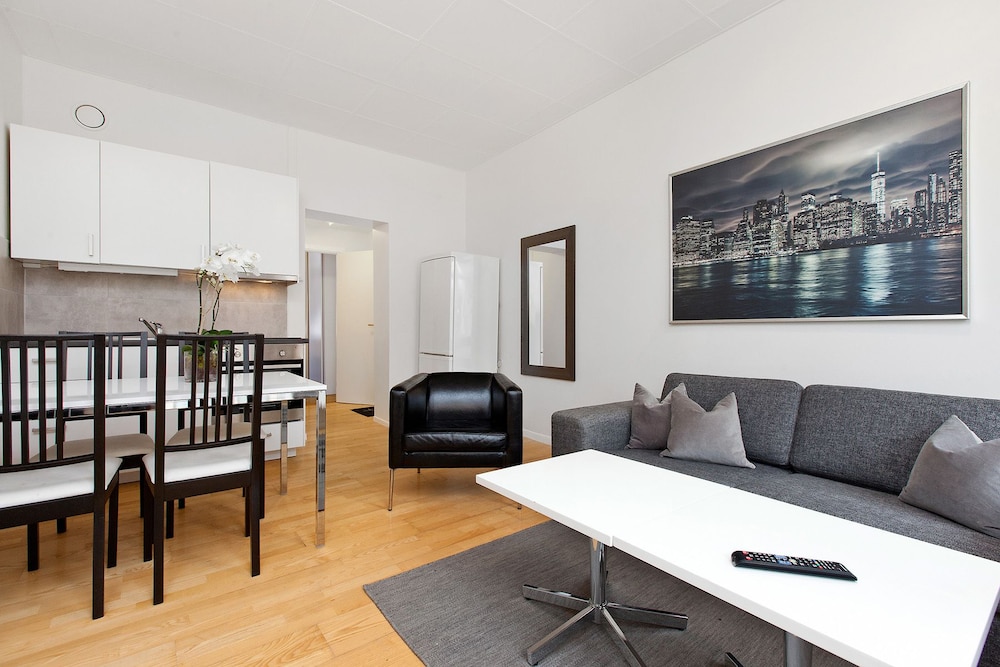 1 Bedroom Short walk to main street view 5
