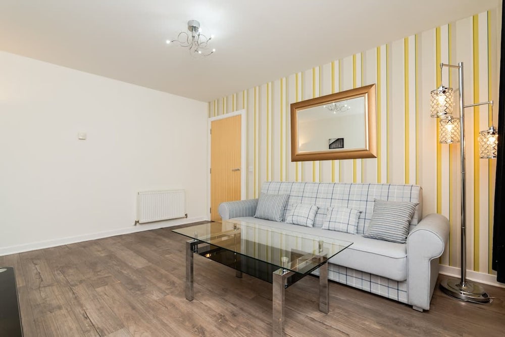 3 Bedroom House - Free Parking