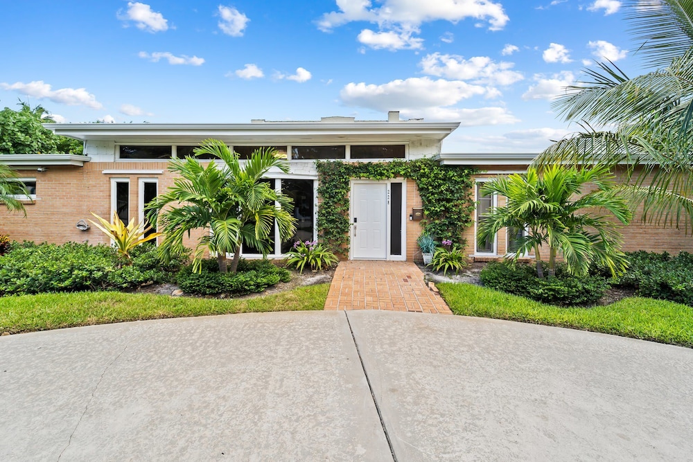 4BR Intracoastal Retreat With Pool, Games & More!