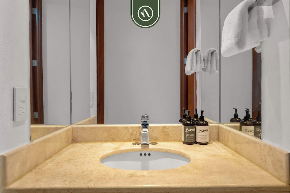 Stylish 2 BR Condo - Pools - Golf - Membership