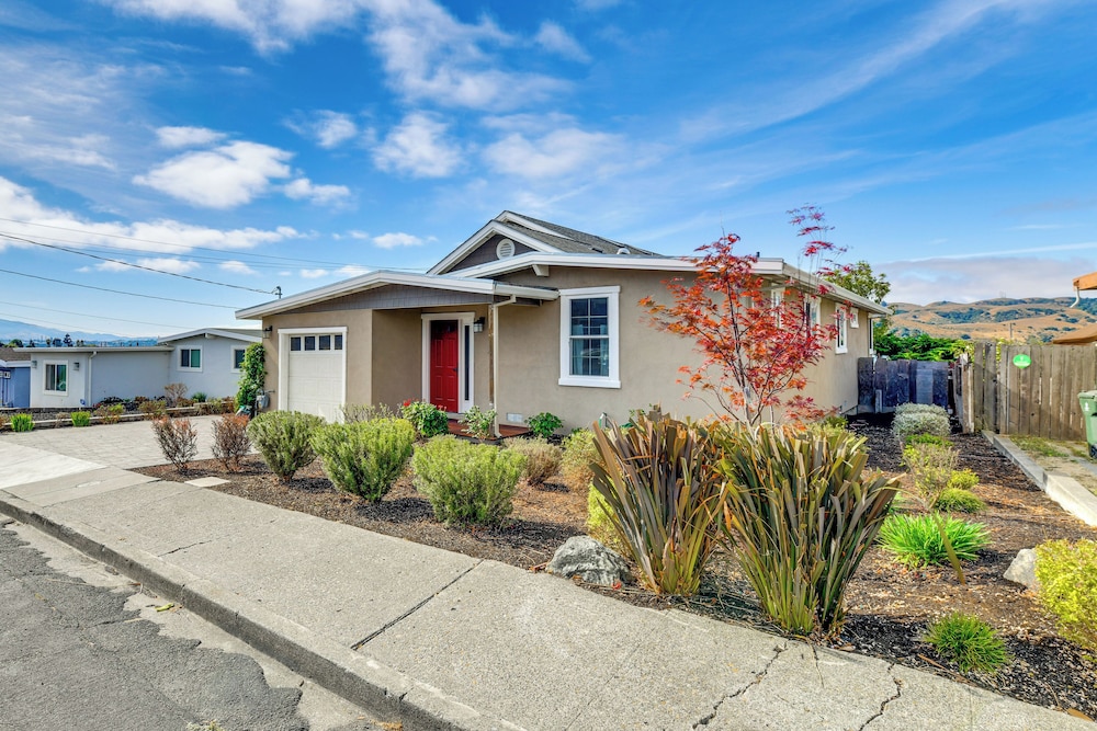 1 Mi to Downtown Benicia: Scenic Cliffside Escape