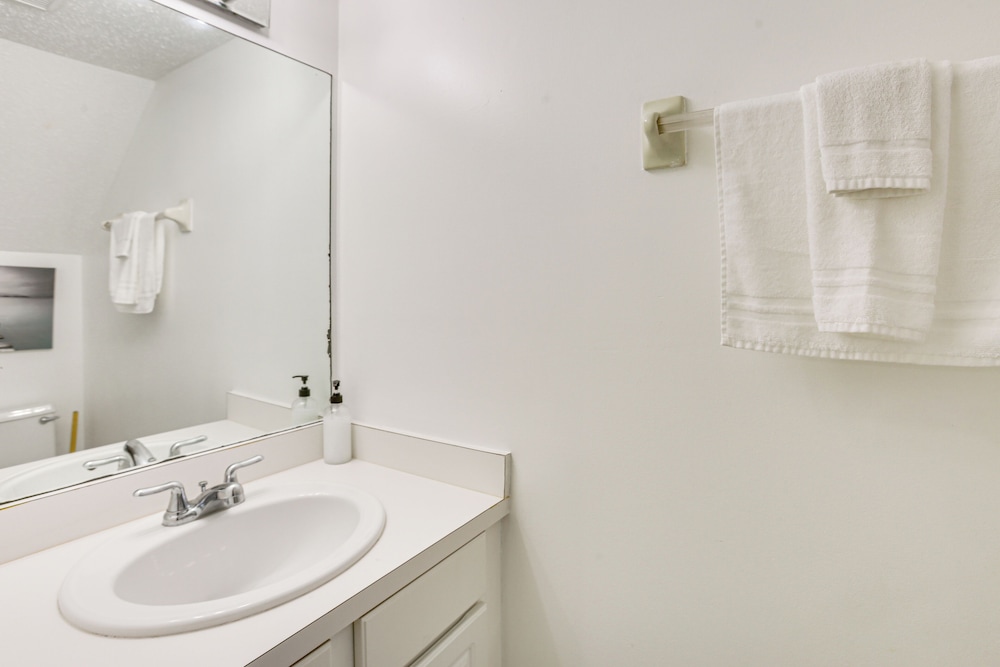 23 Mi to Nola: Cozy & Quaint Destrehan Townhome