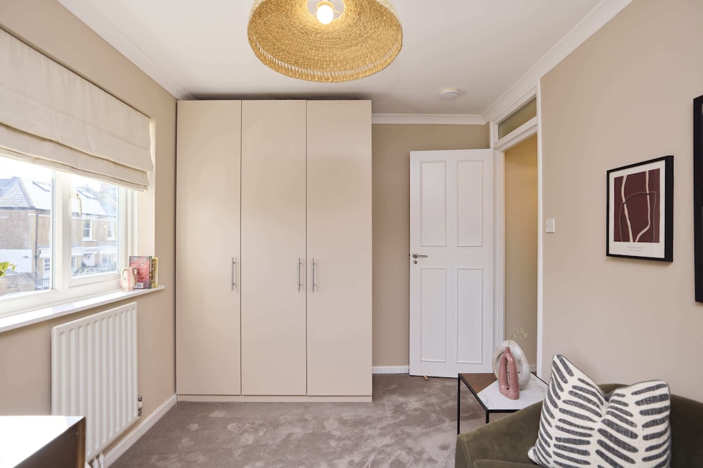 Chiswick Townhouse with Garden & Parking
