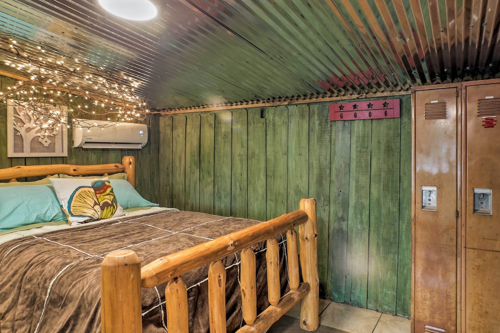 'the Treehouse Cabin' Creekside Home w/ Hot Tub! view 5