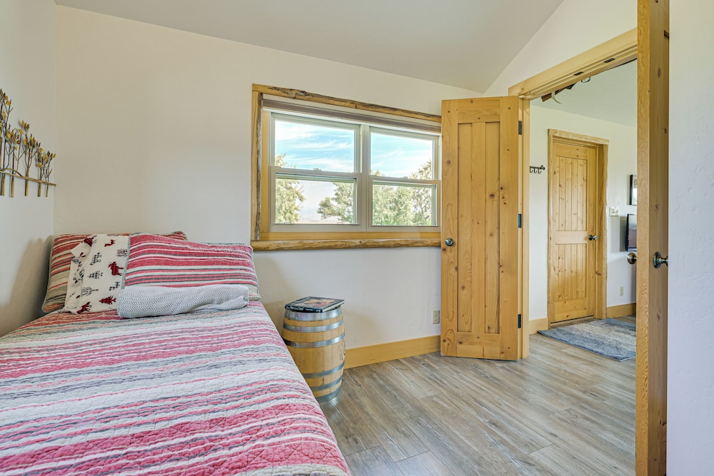 Montana Mountain Getaway: Deck & Amazing Views