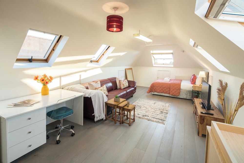 Luxurious 6-bed House With Pool and Free Parking