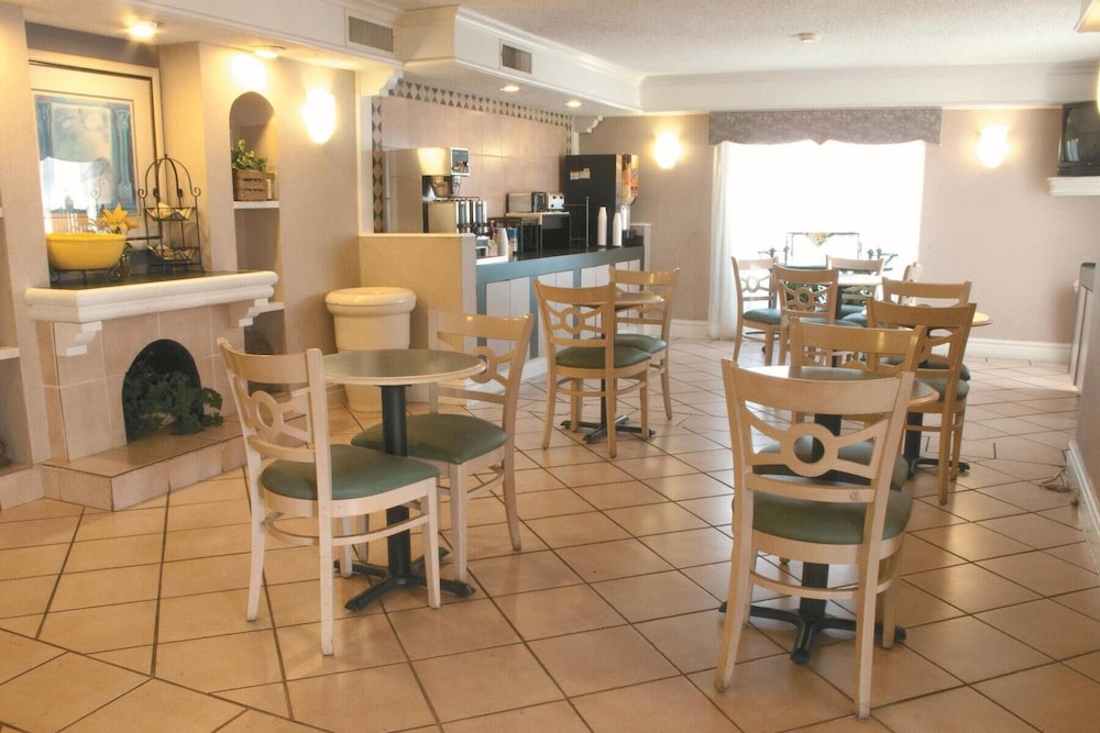 Super 8 by Wyndham Austin South / I-35 2