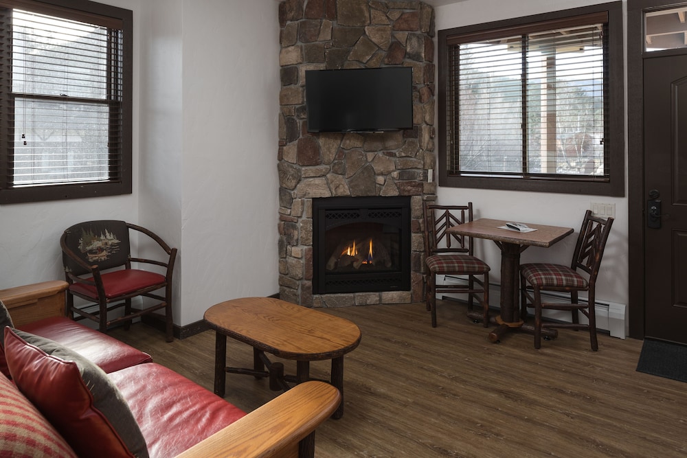 The Landing at Estes Park - Riverside Retreat