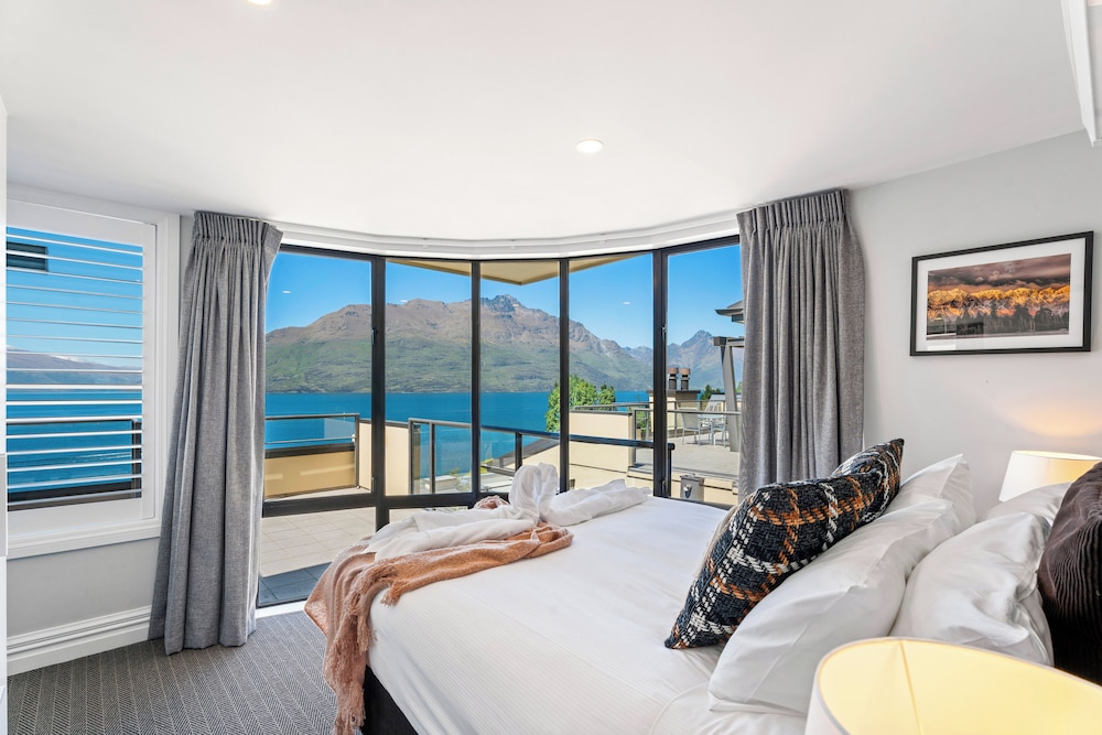 3-BEDROOM PENTHOUSE APARTMENT - THE BEACON 1002 view 4