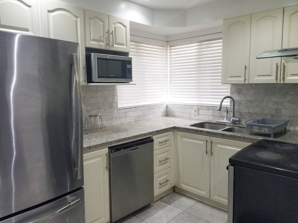 Cozy Private Bedroom Walk To Kennedy Stn - Image 5