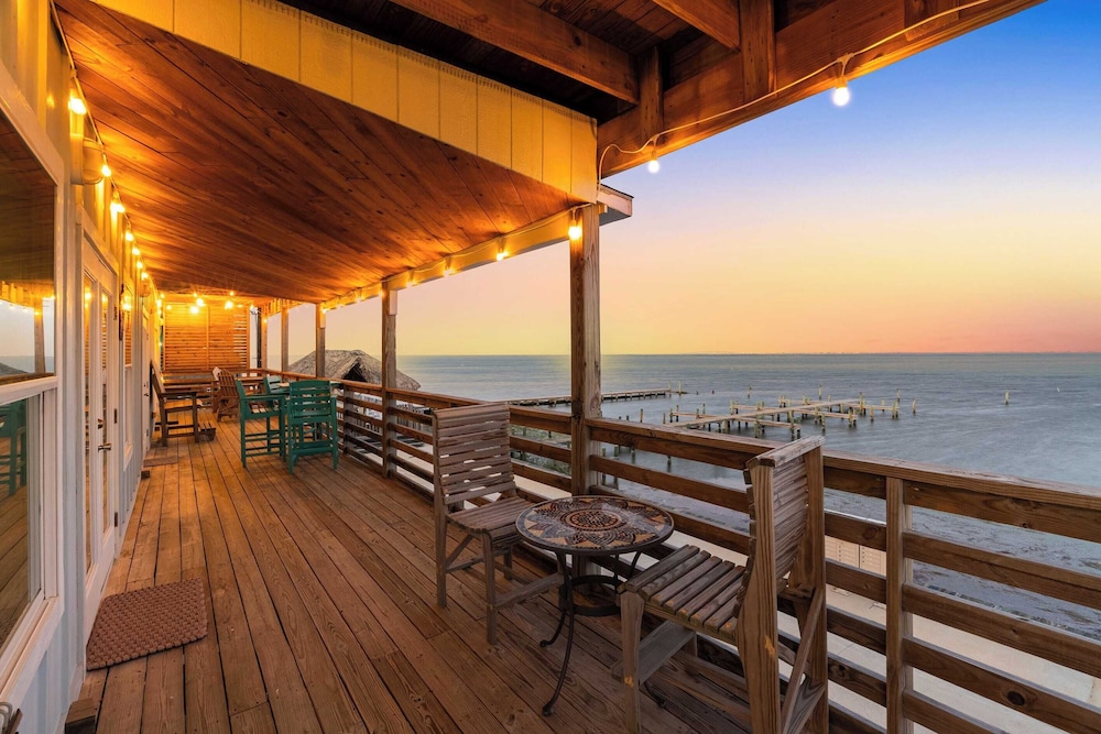 Laguna Sunrise Water Views, Private Pool + Minutes to Padre Island & Beaches