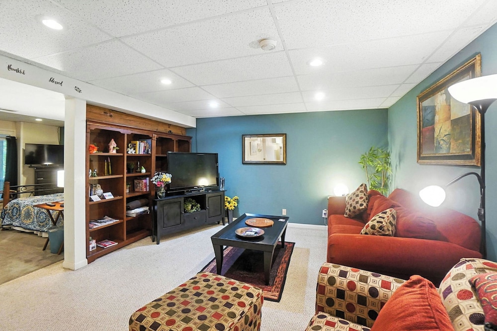 10 Mi to Dtwn: Cozy Couple's Getaway in Cincinnati