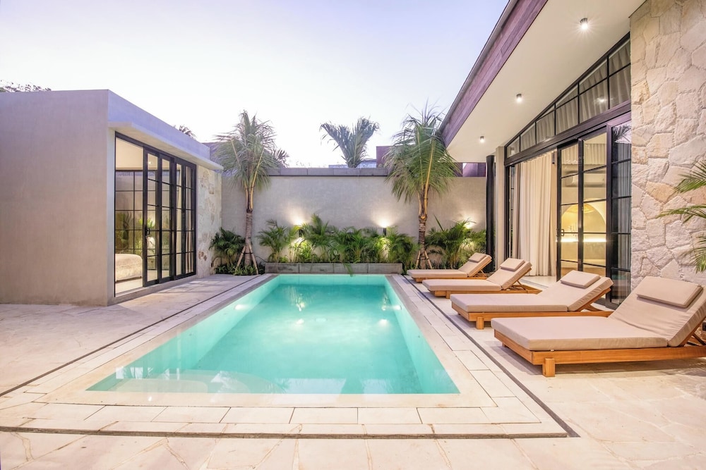 Stylish 5BR Boho Hideaway, 5 Minutes Bingin Beach