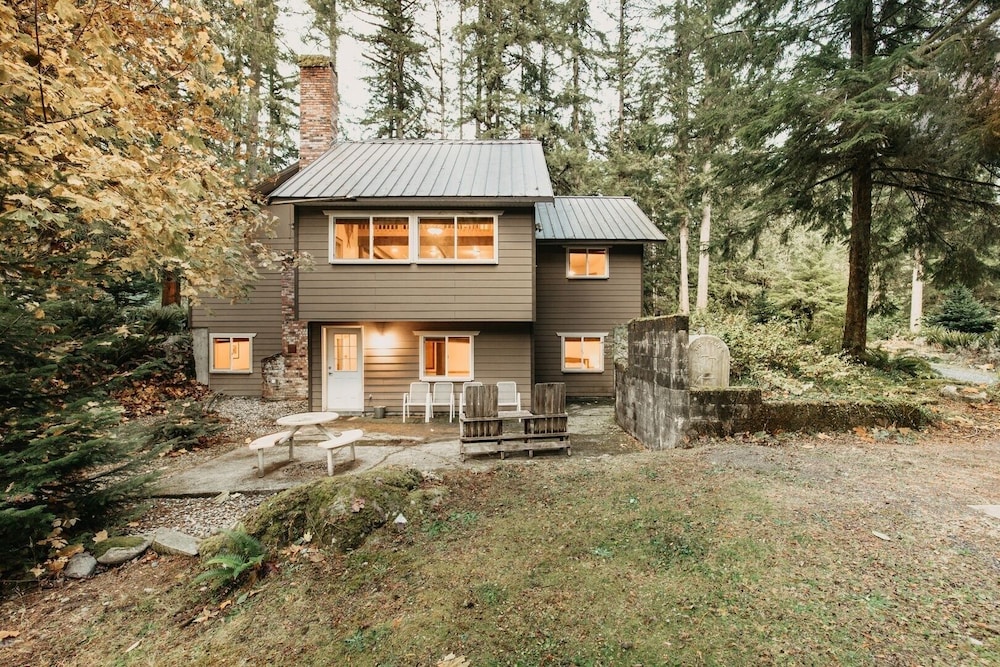 03mbh -12-bdrm - 3.5-bath - Wifi - Pets Ok - Sleeps 26 12 Bedroom Home by RedAwning