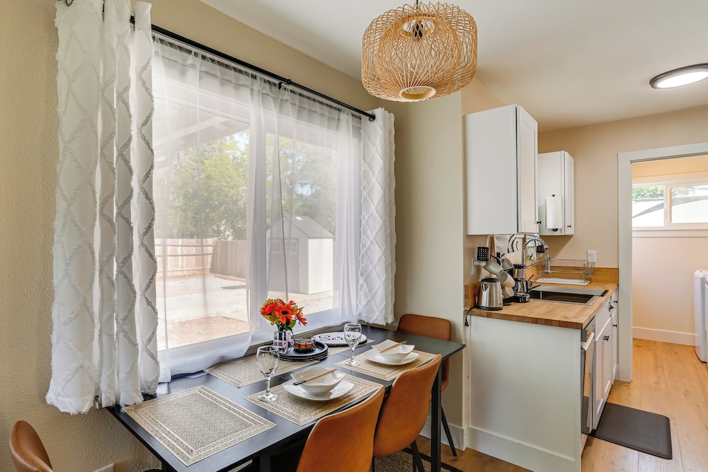 Walkable & Bright Bungalow in Dtwn Redding!