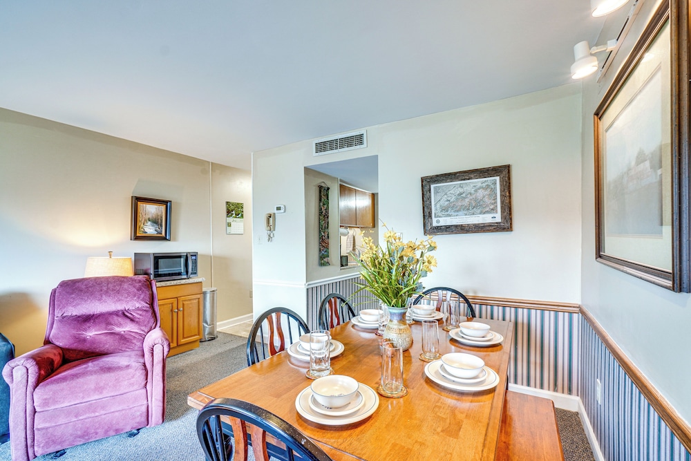 Indoor & Outdoor Pool Access! Condo 3 Mi to Gsmnp