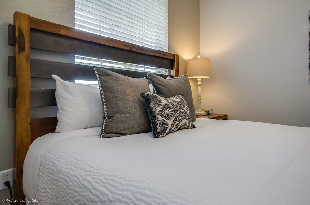 Santiago's Corner Ventura 3 Bedroom Condo by RedAwning
