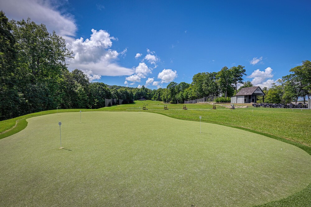 Modern Mountain-view Gem w/ Deck in Glenville