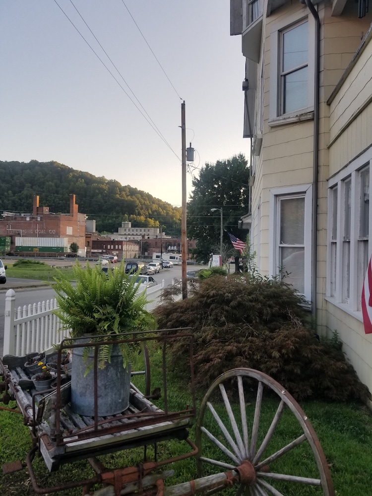 Hatfield McCoy House Inn