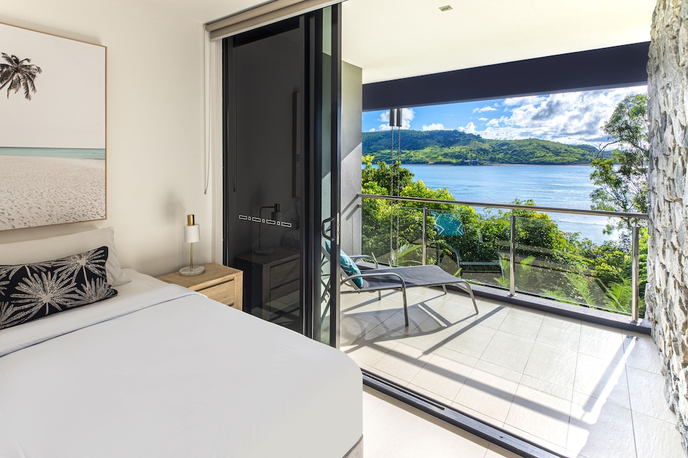 Villa 2 The Edge Oceanfront Deluxe 4 Bedroom Near Marina With Golf Buggy