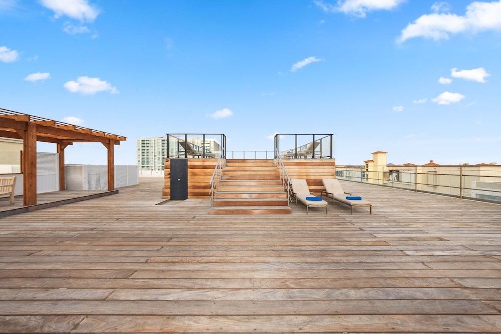 Lux Palm Beach Escape Pool Gym Prime Location