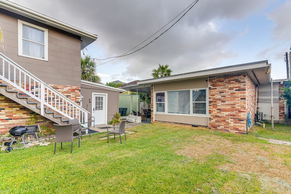 ~ 1 Mi to the Strand: Central Unit in Galveston!
