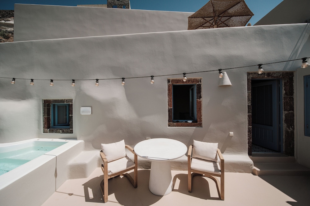 Luna Santorini Suites