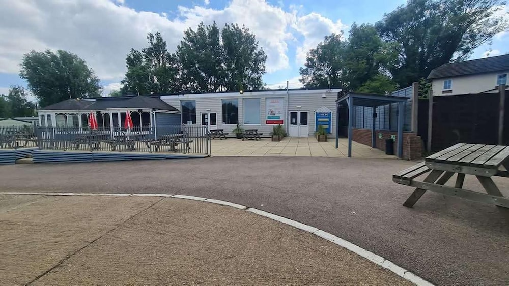 3-bed Cabin, Sleeps 6 With Pool & 5 Mins to Beach