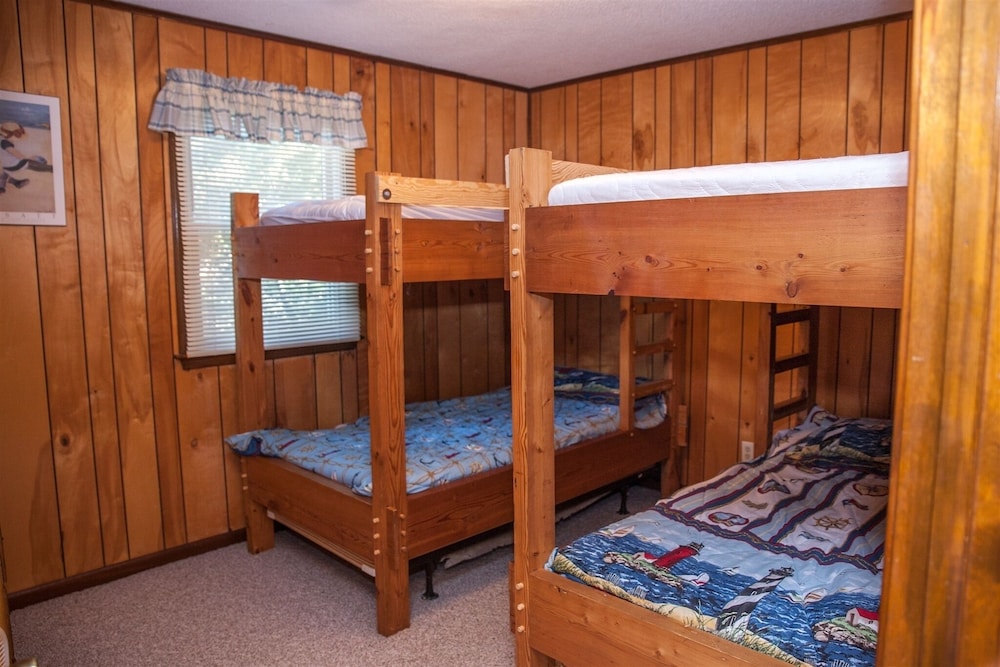 Beachbux 3 Bedroom Cottage by RedAwning
