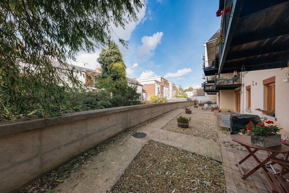 Exhilarating 2BD Flat With Outdoor Patio, Dublin!