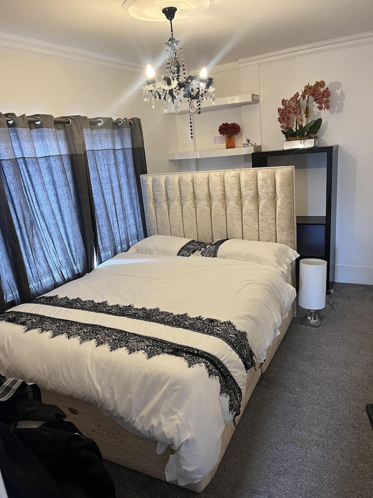 Captivating 4-bed House in Wakefield