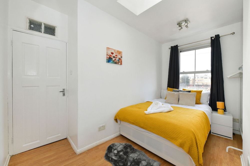 Impeccable 4-bed House With Garden in Brixton